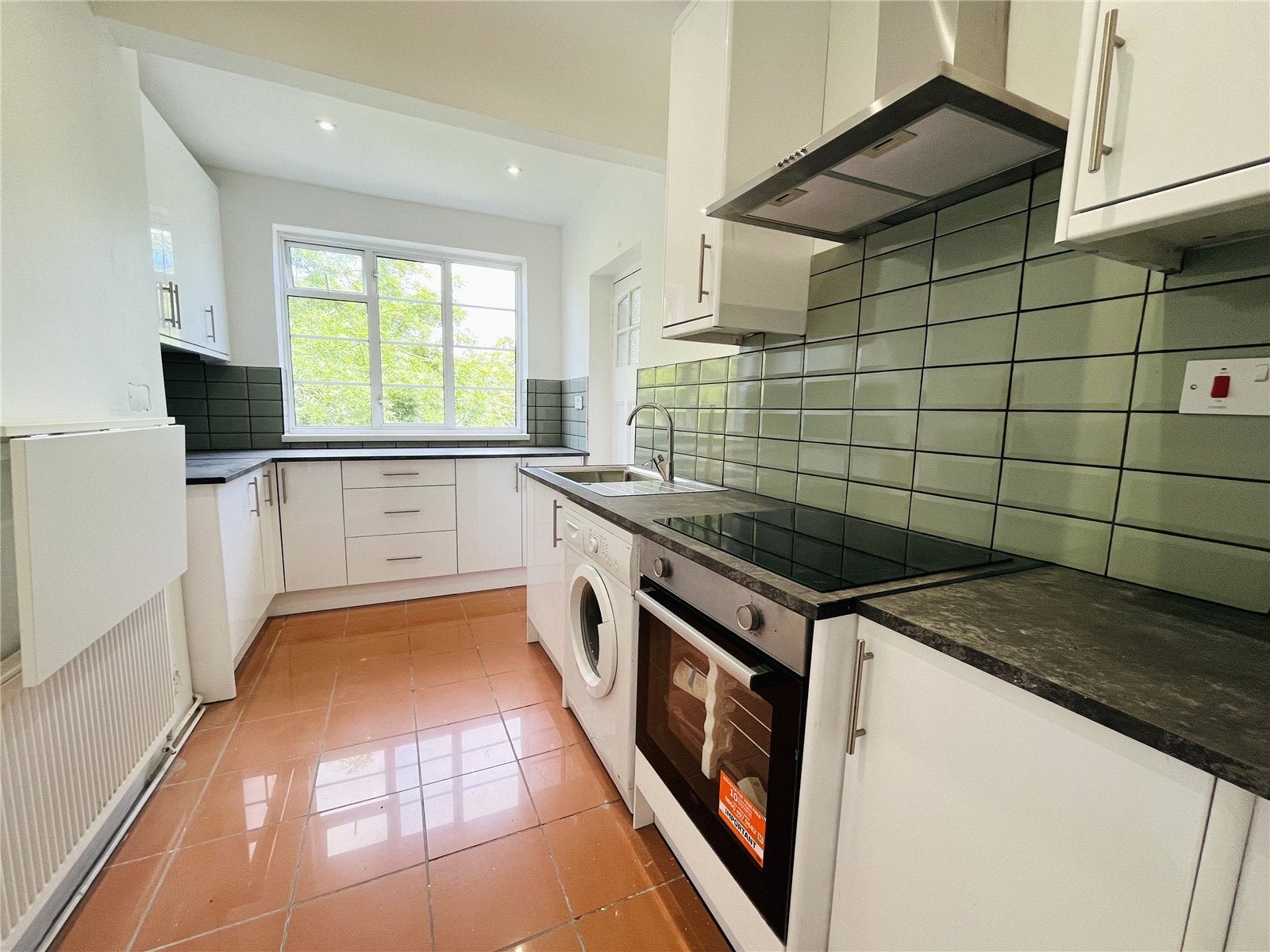 Flat Cresta Court in Greater London