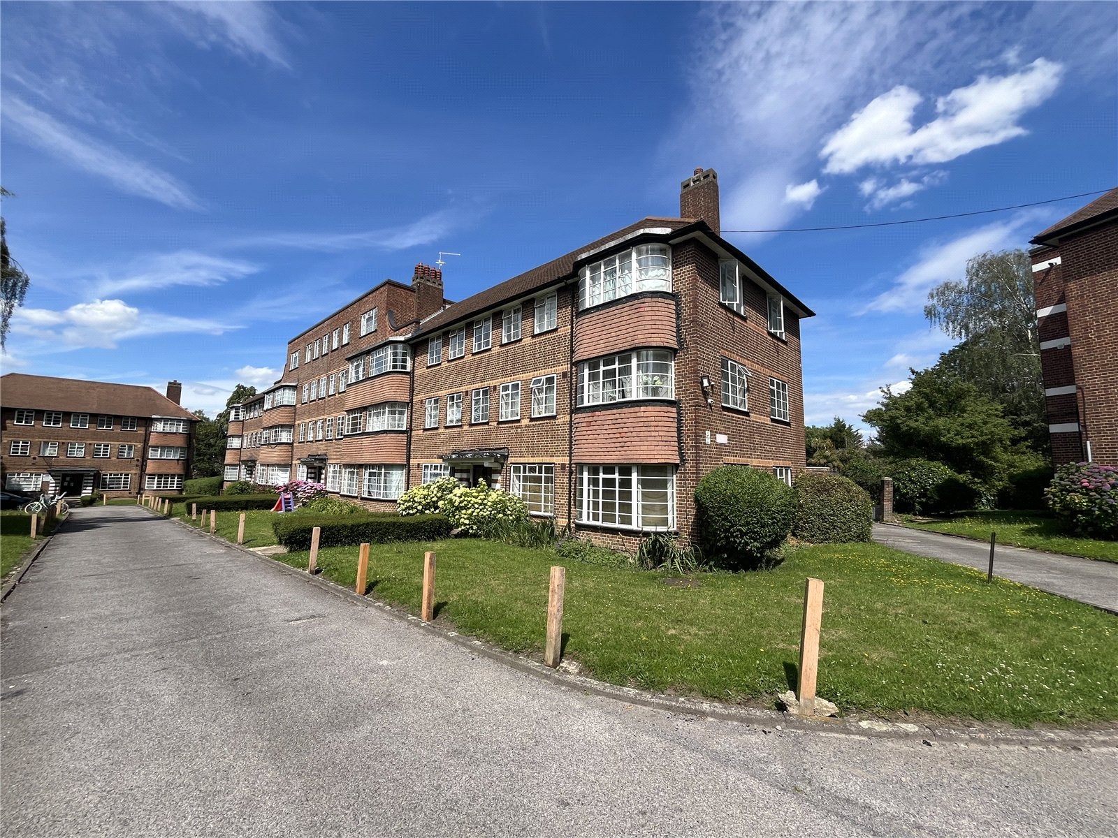 Flat Cresta Court in Greater London