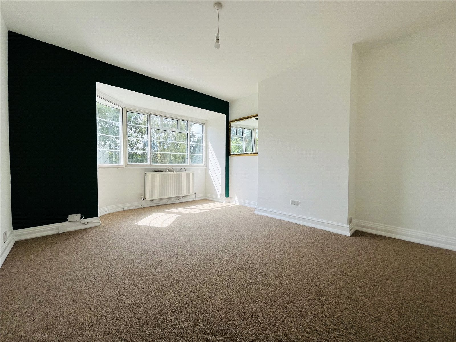 Flat Cresta Court in Greater London