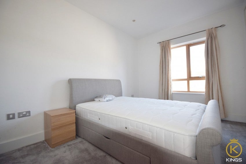 Flat Sydenham Road in Guildford