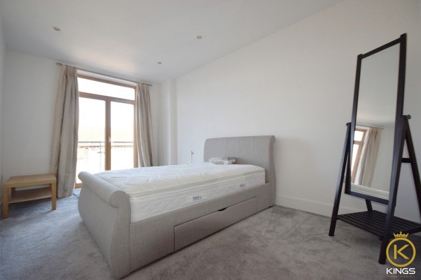 Flat Sydenham Road in Guildford