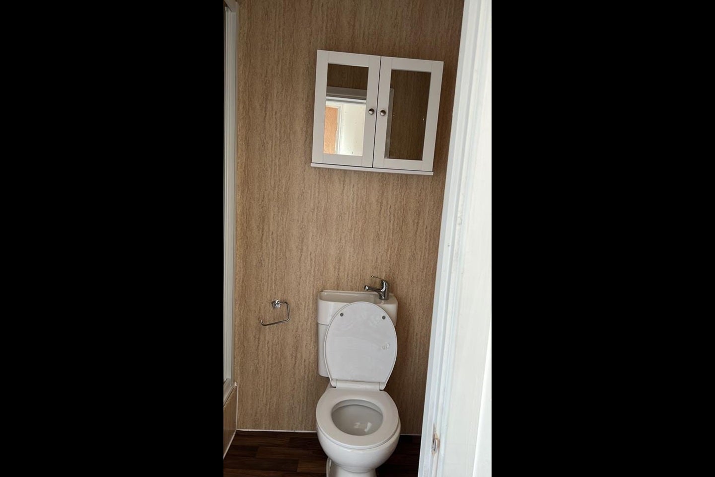 Flat Hardwicke Road in Greater London
