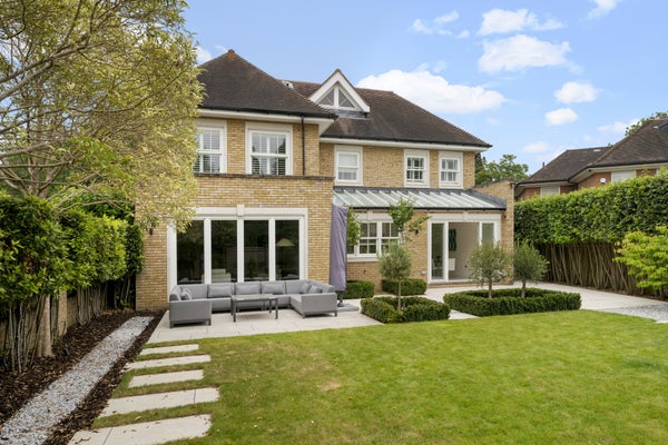 Flat Gainsborough Place in Elmbridge
