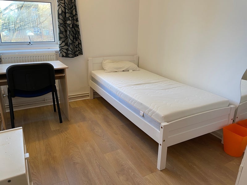 Room Pencraig Way in Greater London