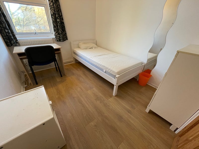 Room Pencraig Way in Greater London