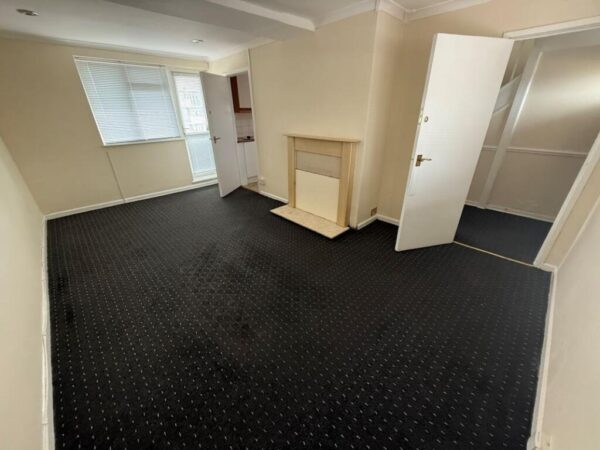 Flat Rose Lane in Greater London
