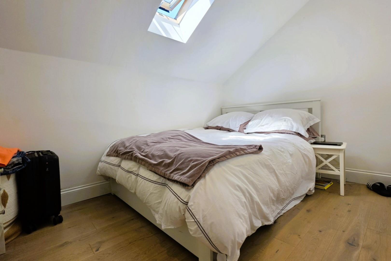 Flat Eaton Rise in Greater London