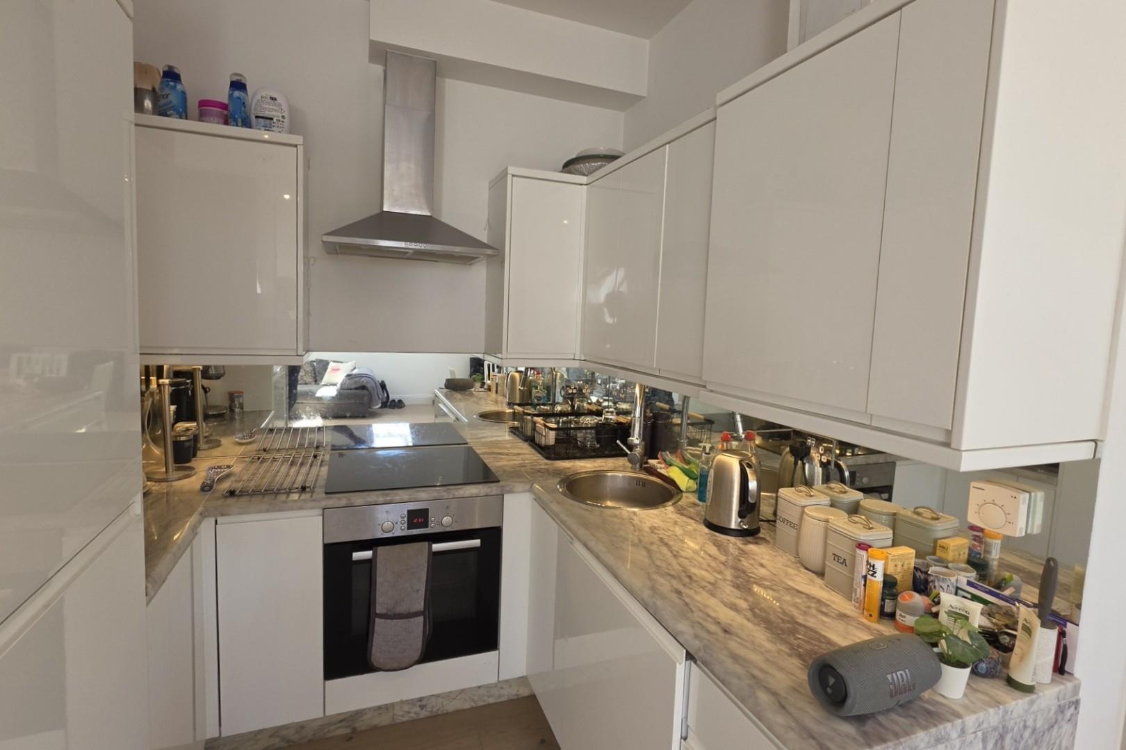 Flat Eaton Rise in Greater London