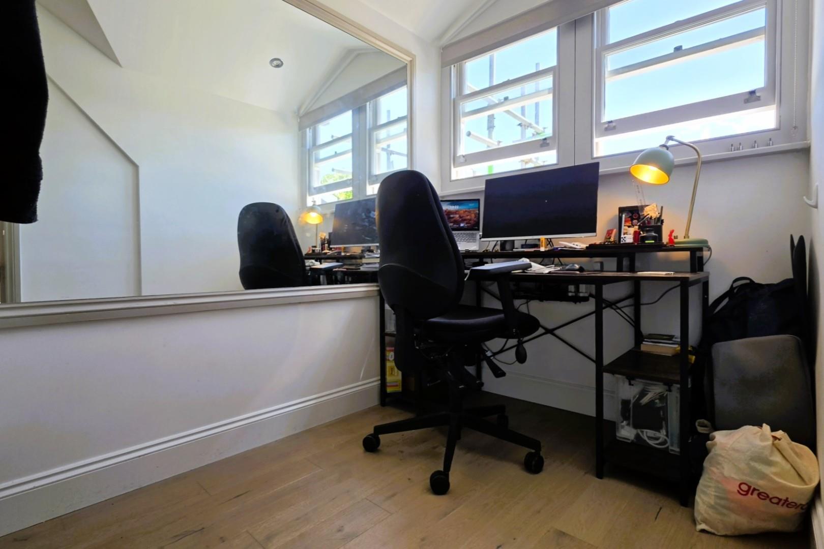 Flat Eaton Rise in Greater London