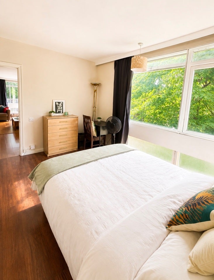 Flat Upper Richmond Road in Greater London