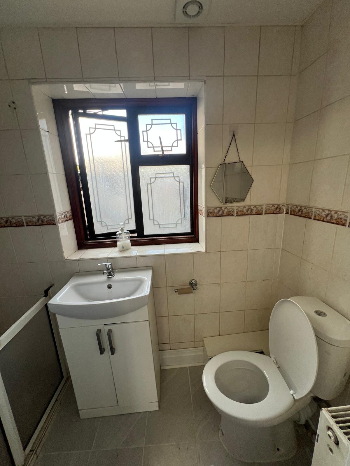 Flat Wakefield Gardens in Greater London