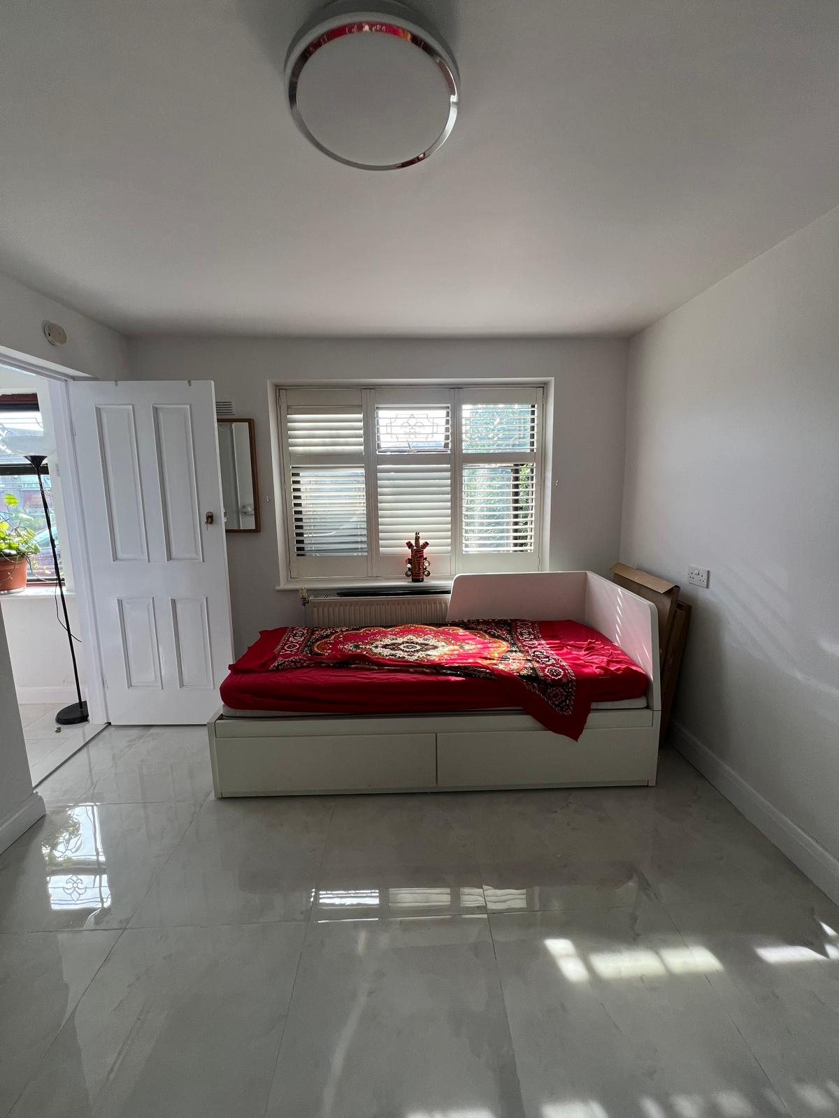 Flat Wakefield Gardens in Greater London