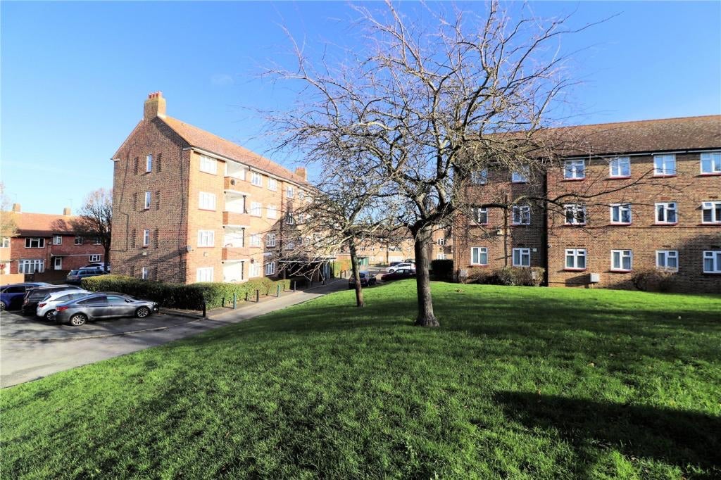 Flat Valence Road in Greater London