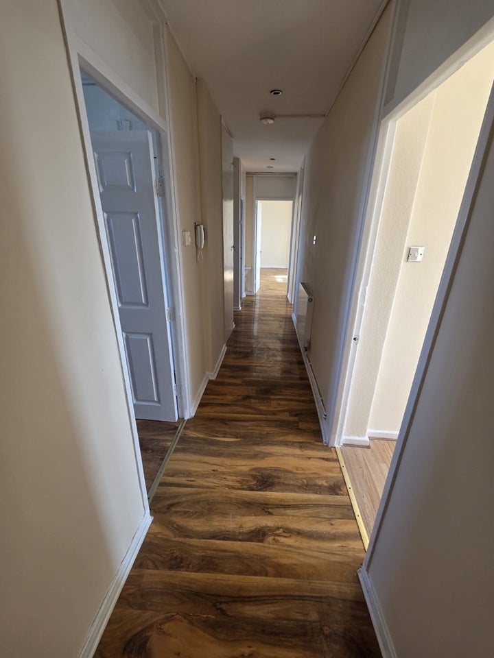 Flat Valence Road in Greater London