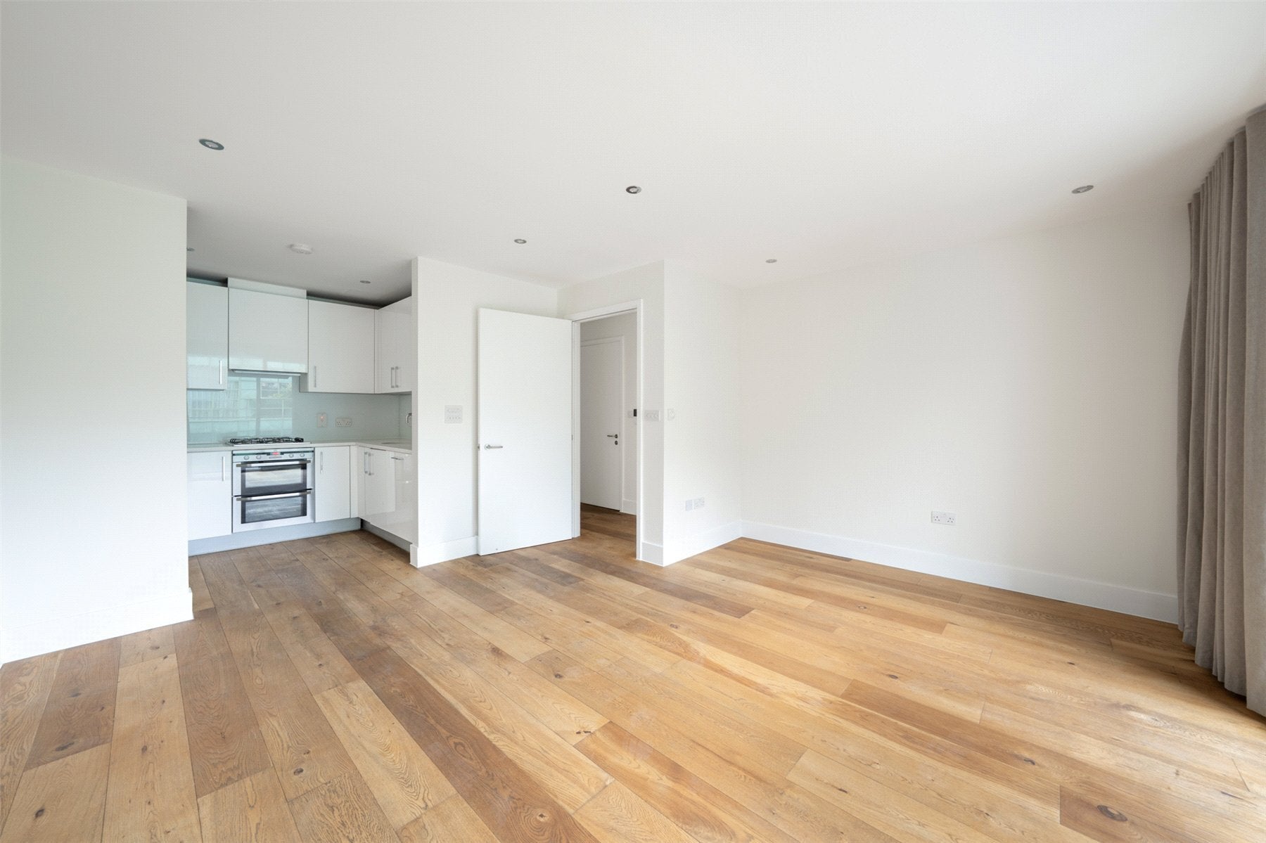 Flat Jamestown Road in Greater London