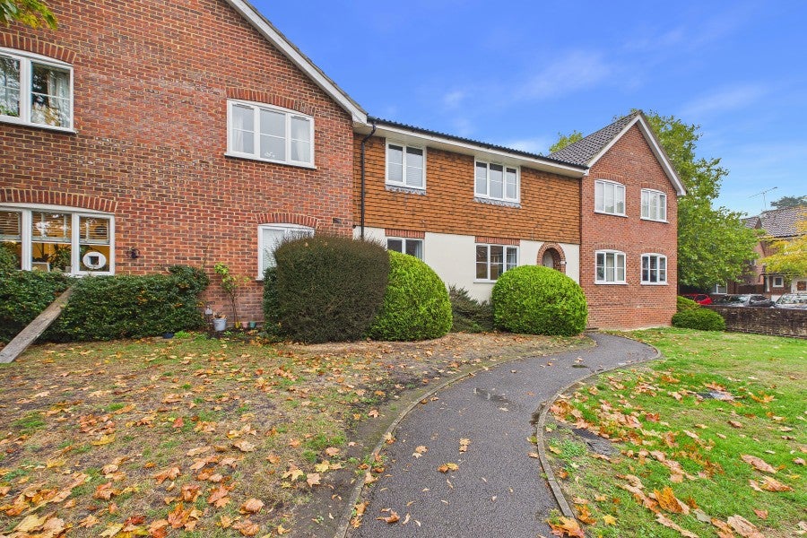 Flat Laird Court in Surrey Heath