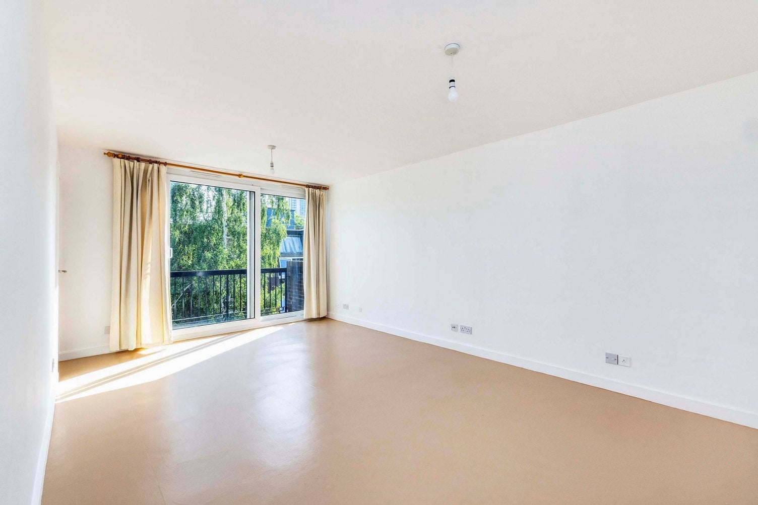 Flat Kennington Lane in Greater London