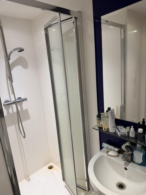 Room High Street in Greater London