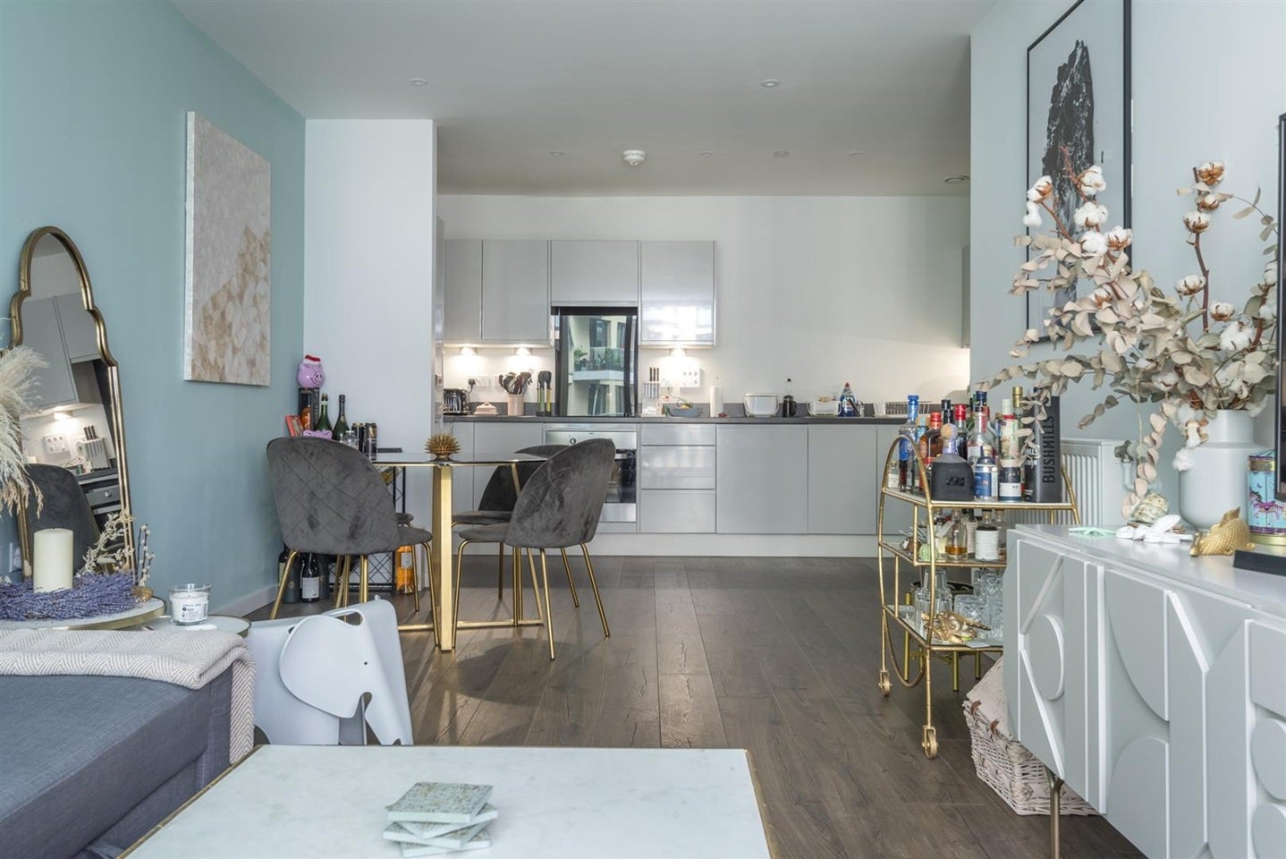 Flat Bridle Mews in Greater London