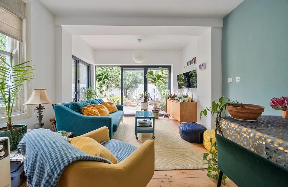Flat Ambergate Street in Greater London