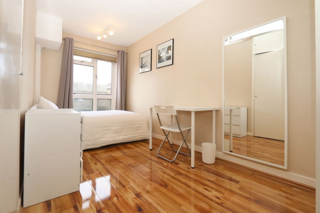 Room Globe Road in Greater London