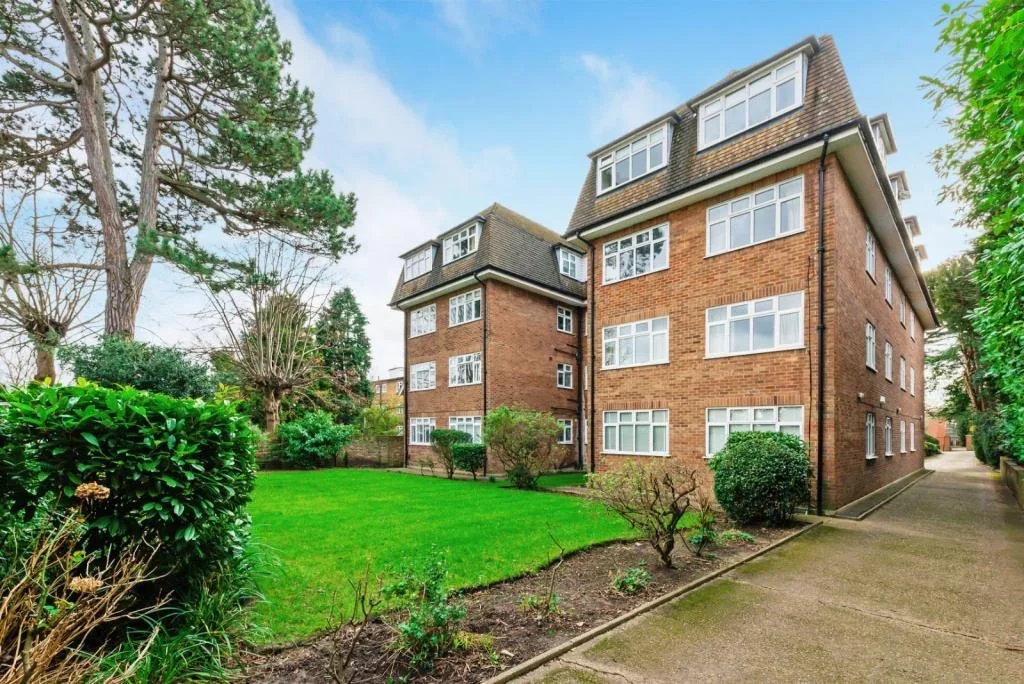 Flat The Downs in Greater London