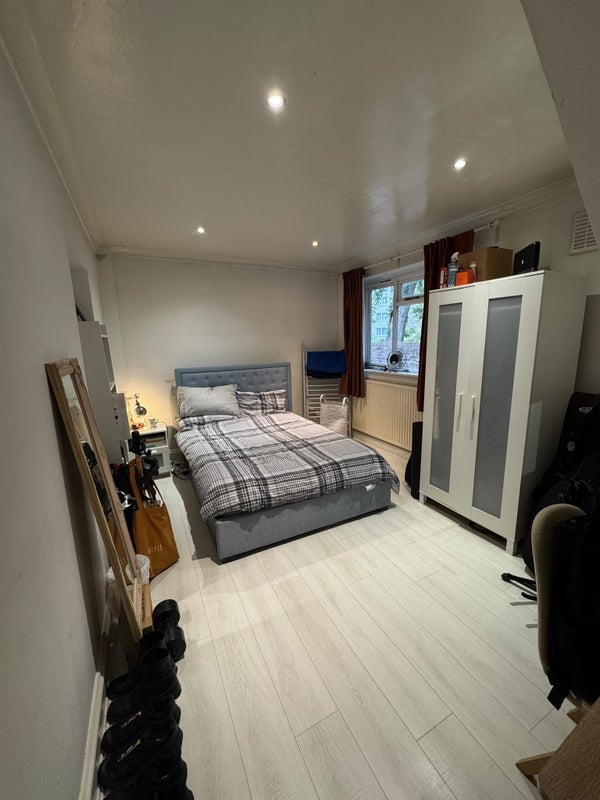 Room Dartle Court in Greater London