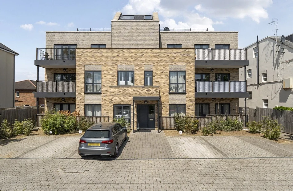 Flat Enmore Road in Greater London
