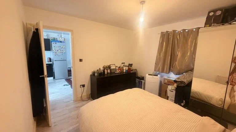 Flat Manor Road in Greater London