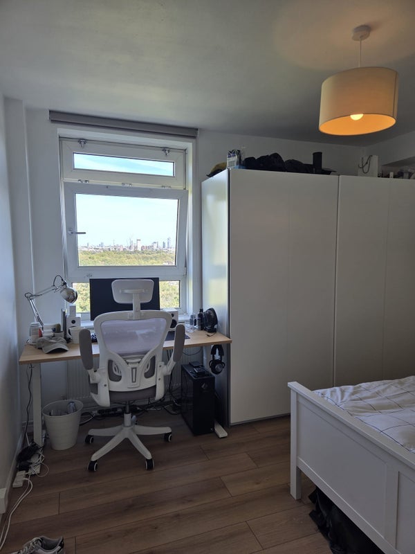 Room Askill Drive in Greater London