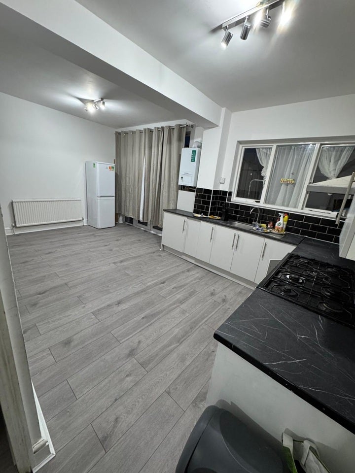 Room Dunbar Avenue in Greater London