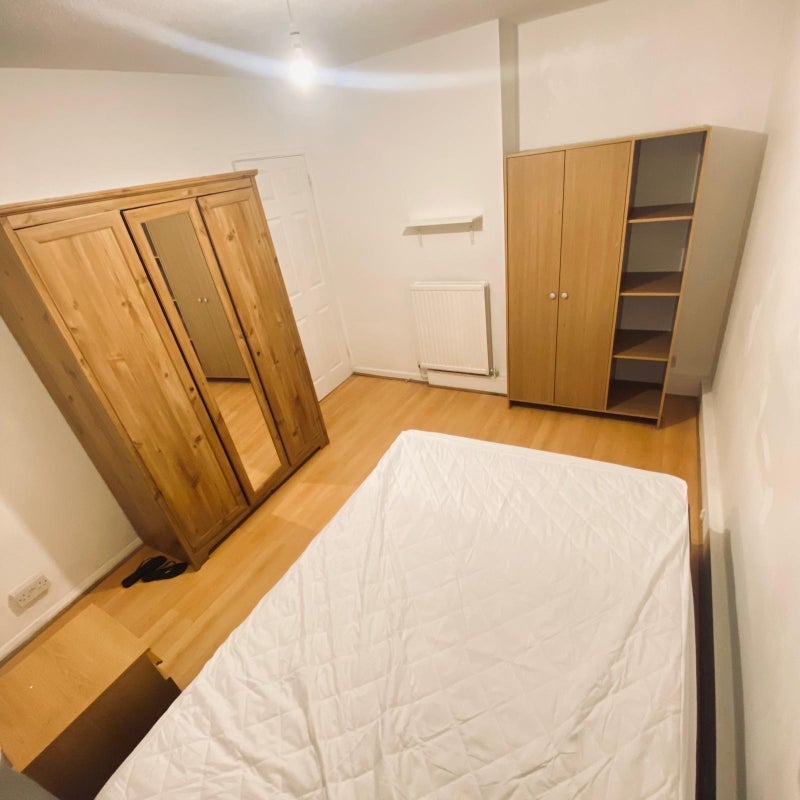 Room Clarence Crescent in Greater London