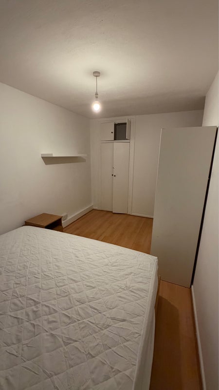 Room Clarence Crescent in Greater London
