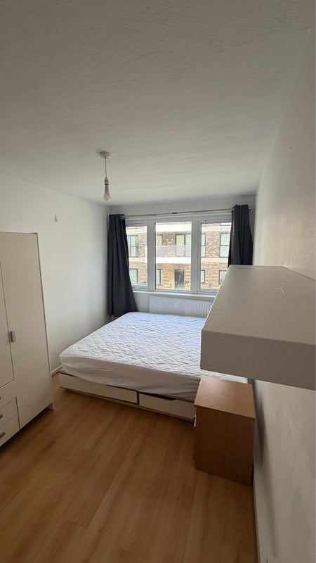 Room Clarence Crescent in Greater London