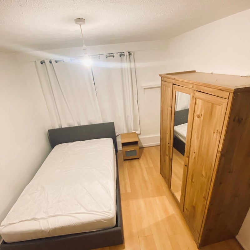 Room Clarence Crescent in Greater London