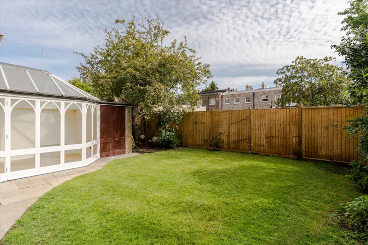 Flat Vale Close in City of Westminster