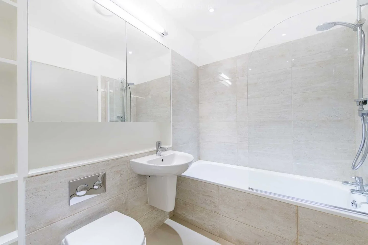 Flat Cedar Gardens in Greater London