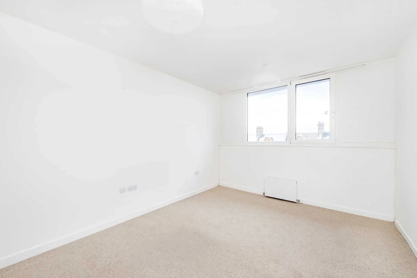 Flat Cedar Gardens in Greater London