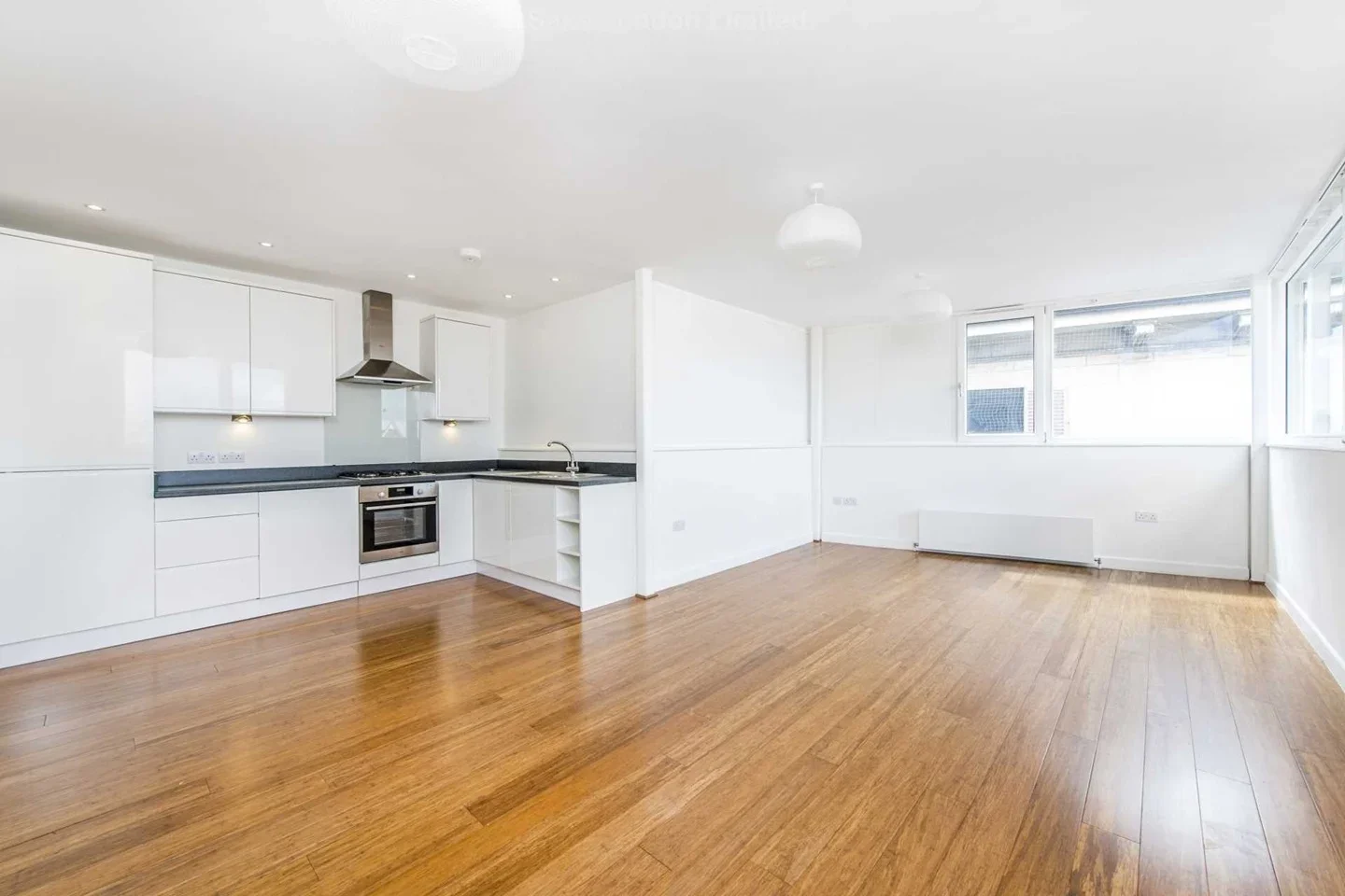 Flat Cedar Gardens in Greater London