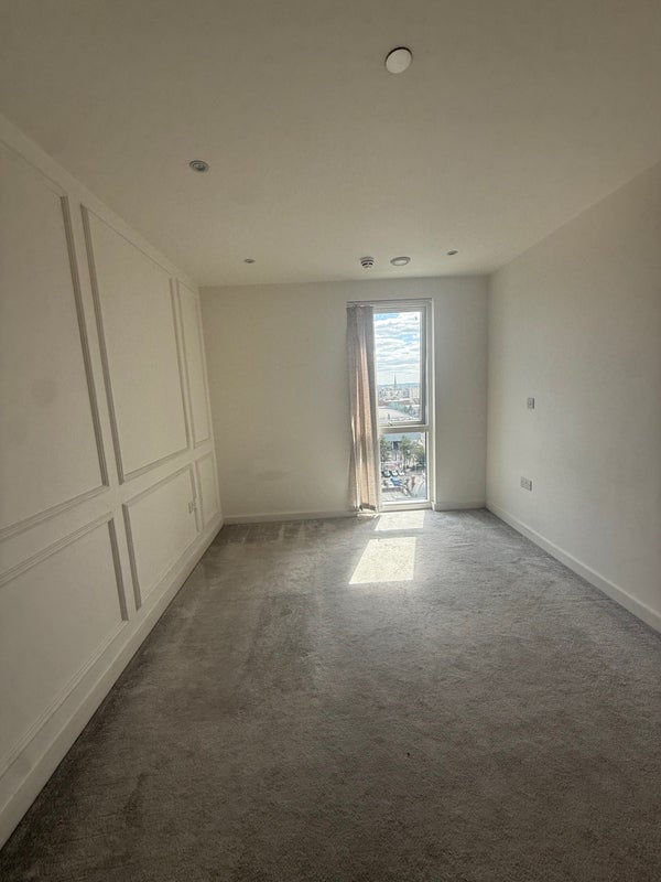 Room Mill Street in Slough