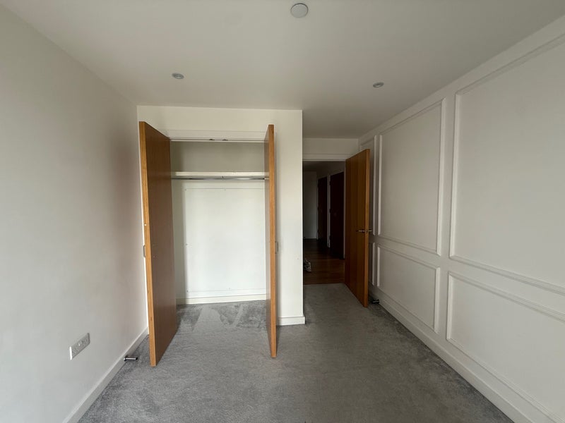 Room Mill Street in Slough