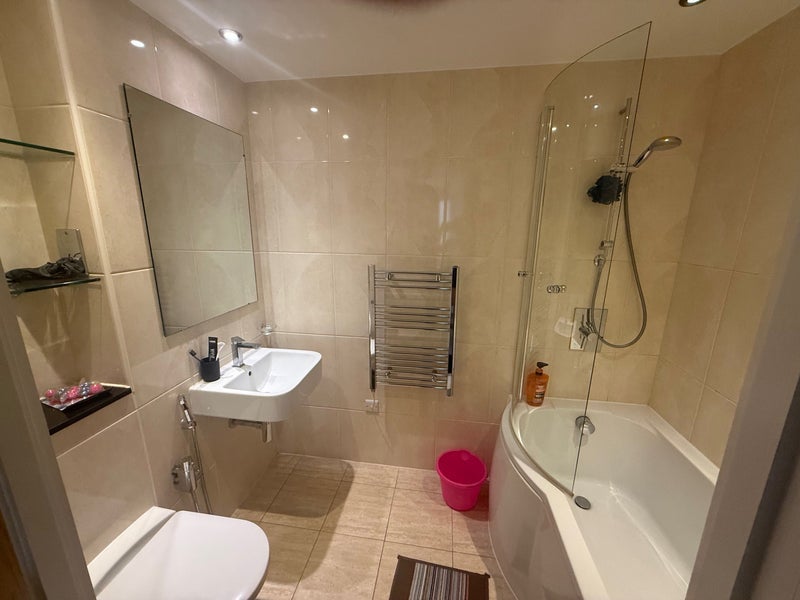 Room Mill Street in Slough