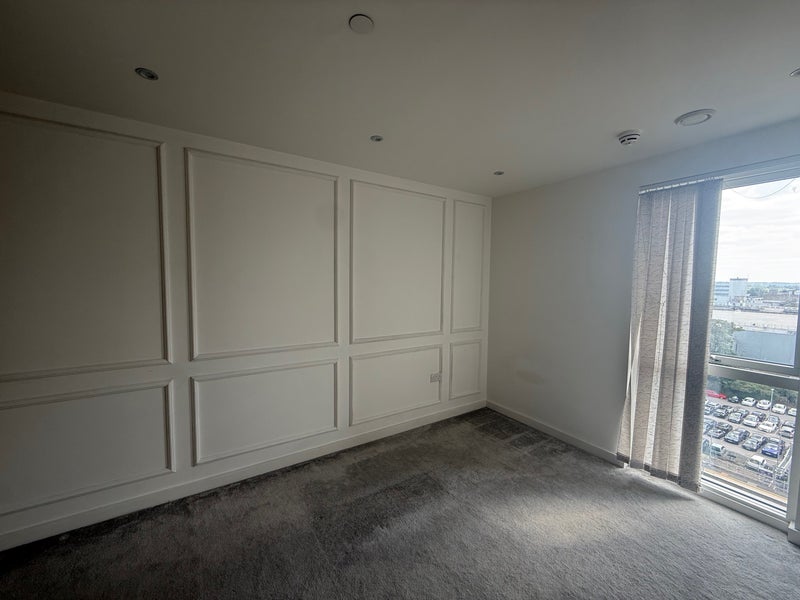 Room Mill Street in Slough