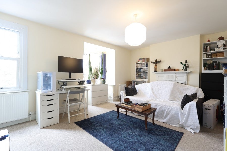 Flat Buckingham Road in Greater London