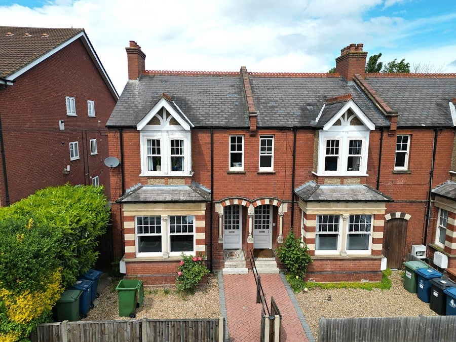 Flat Buckingham Road in Greater London