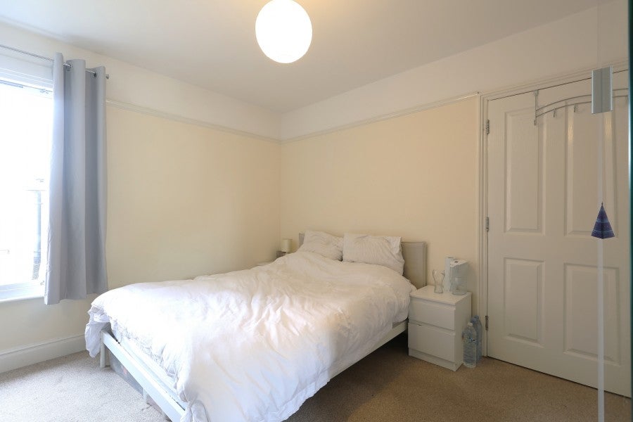 Flat Buckingham Road in Greater London