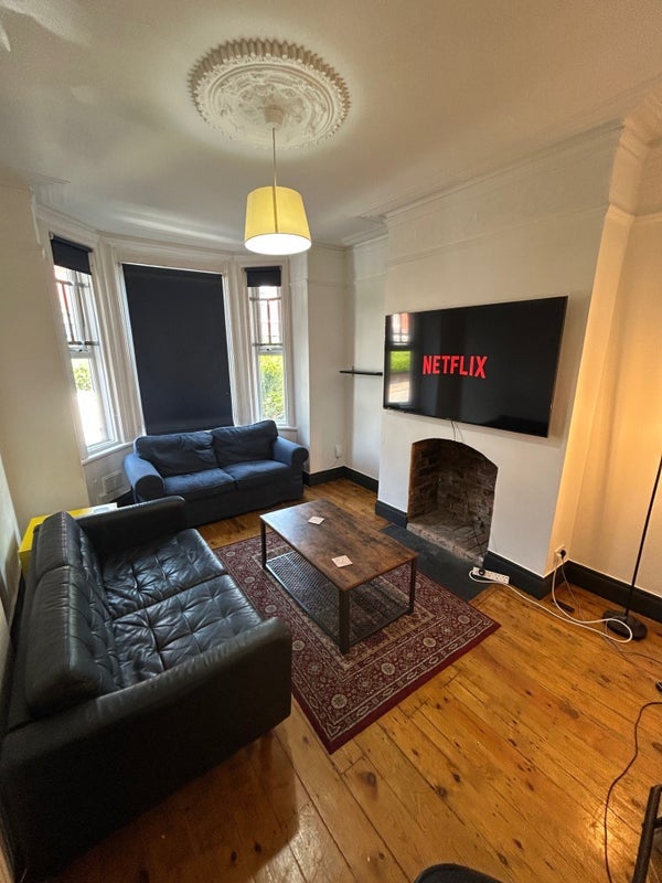 Room Lausanne Road in Manchester