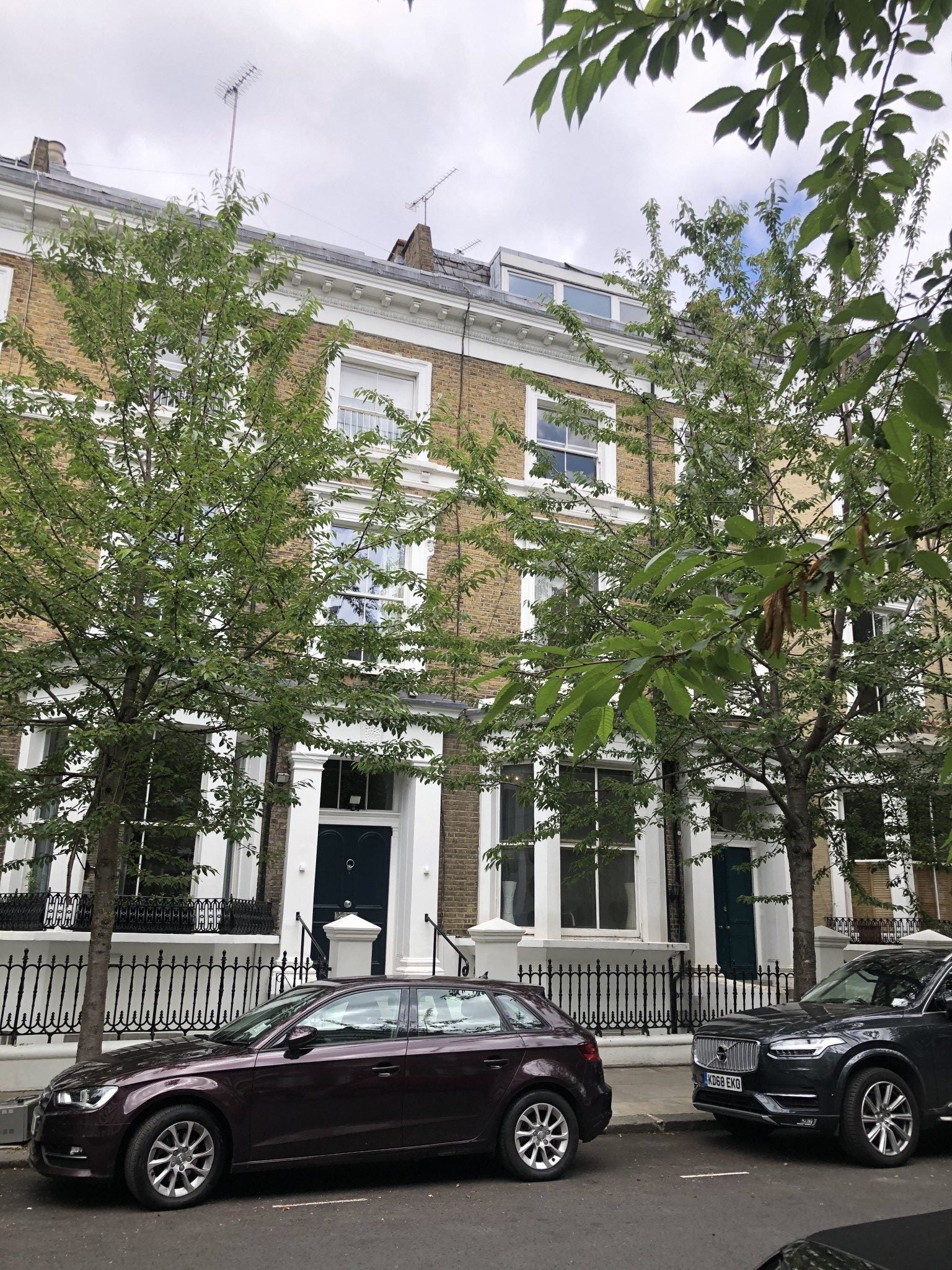Flat Upper Addison Gardens in Greater London