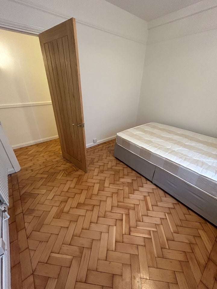 Flat Macaulay Road in Greater London