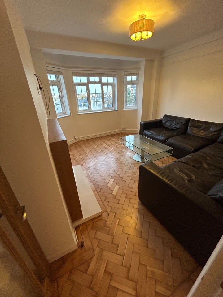 Flat Macaulay Road in Greater London